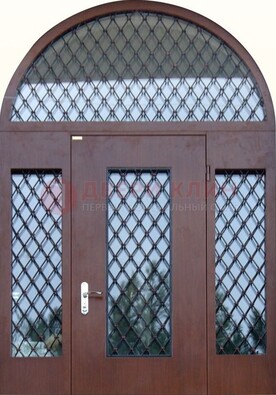 Крепкая стальная арочная дверь со стеклом и ковкой ДА-21 в Реутове