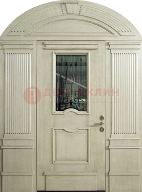 Белая входная дверь массив со стеклом и ковкой ДА-49 в Реутове