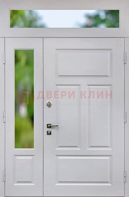 Белая полуторная железная дверь со стеклом и фрамугами ДФГ-10 в Реутове