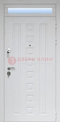 Белая металлическая дверь с фрамугой для коттеджа ДФГ-21 в Реутове