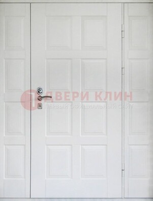 Белая входная дверь для коттеджа с МДФ ДМ-536 в Реутове