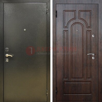 Железная темно-серая дверь с порошковым напылением и МДФ Тисненый орех ДП-275 в Реутове