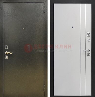 Железная темная дверь с порошковым покрытием и белая МДФ с молдингами  ДП-296 в Реутове