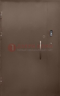 Коричневая металлическая подъездная дверь ДПД-2 в Реутове