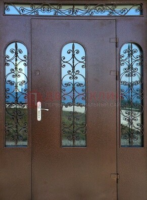 Железная парадная дверь со стеклом и ковкой ДПР-16 для общественных зданий в Реутове