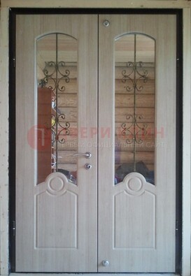 Парадная дверь со стеклянными вставками и ковкой ДПР-23 в деревянный дом в Реутове