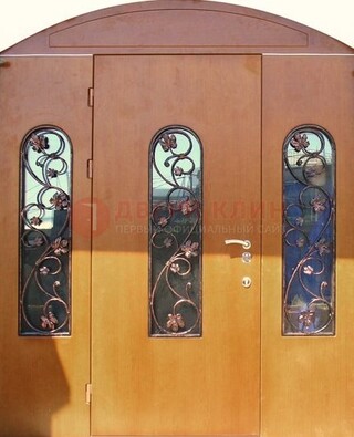 Парадная дверь со стеклянными вставками и ковкой ДПР-28 в общественное здание в Реутове