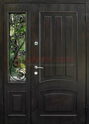Парадная дверь со стеклянными вставками и ковкой ДПР-31 в кирпичный дом в Реутове