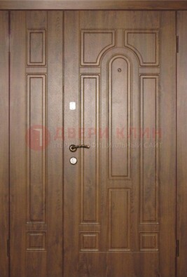 Двухстворчатая коричневая парадная дверь ДПР-48 в Реутове