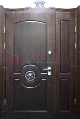 Коричневая парадная дверь с украшением ДПР-52 с утеплением в Реутове