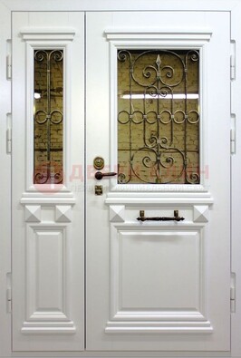 Белая парадная металлическая дверь со стеклом и ковкой ДПР-83 в Реутове