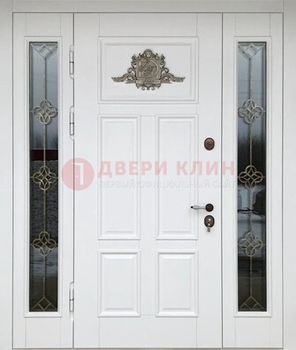 Белая входная парадная дверь со стеклом и ковкой ДПР-92 в Реутове