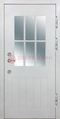 Белая уличная дверь со стеклом ДС-30 в Реутове