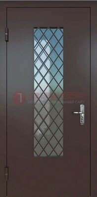 Темная металлическая дверь с решеткой и стеклом ДС-7 в Реутове