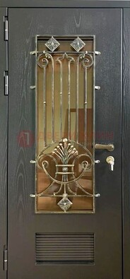 Одностворчатая железная дверь со стеклом и ковкой для дома ДСК-101 в Волжском