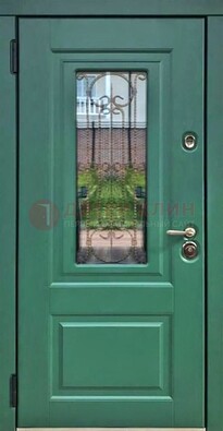 Зеленая металлическая дверь со стеклом и ковкой ДСК-113 в Реутове