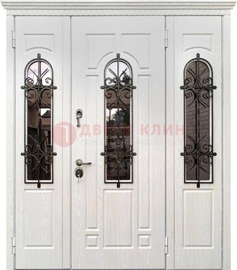 Белая распашная стальная дверь со стеклом и ковкой ДСК-125 в Реутове