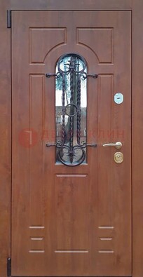 Темная железная дверь со стеклом и ковкой в коричневом цвете ДСК-154 в Реутове
