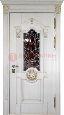 Белая железная дверь со стеклом и ковкой для кирпичного дома ДСК-155 в Реутове