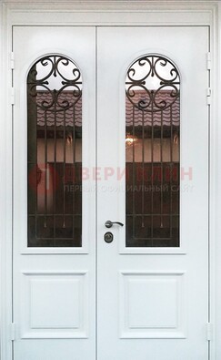 Белая стальная дверь стекло с ковкой и филенкой ДСК-201 в Реутове