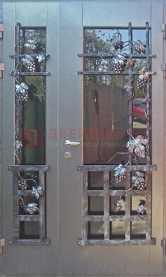 Распашная уличная дверь Порошок со стеклом и ковкой ДСК-221 в Реутове