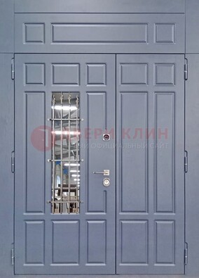 Серая двухстворчатая дверь Винорит со стеклом и ковкой ДСК-234 RAL 7024 в Реутове