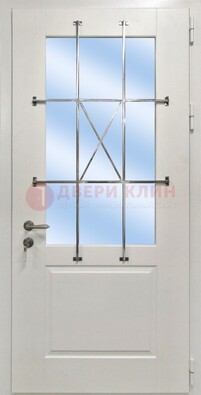 Белая простая железная дверь Винорит со стеклом и ковкой ДСК-257 в Реутове