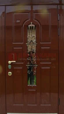 Красивая металлическая дверь со стеклом и ковкой ДСК-33 в Реутове