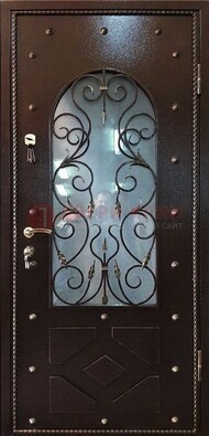 Влагостойкая дверь со стеклом и ковкой с декором ДСК-37 в Реутове