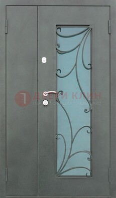Двухстворчатая железная дверь со стеклом и ковкой ДСК-40 в Реутове