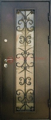 Входная дверь Дверь со стеклом и ковкой черного цвета ДСК-76 для веранды в Реутове