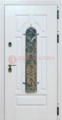Белая остекленная металлическая дверь с ковкой ДСК-98 в Реутове