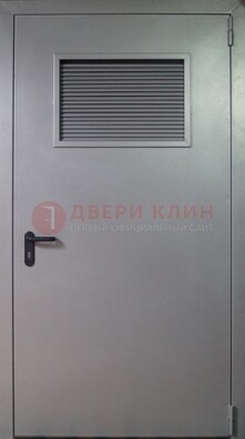 Серая железная техническая дверь с вентиляционной решеткой ДТ-12 в Реутове