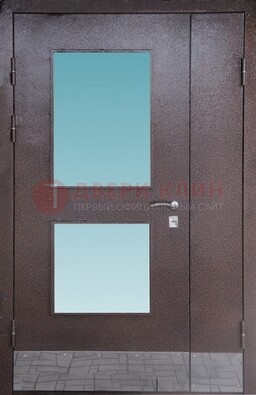 Коричневая тамбурная дверь со стеклянными вставками ДТМ-21 в Реутове