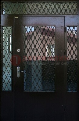 Коричневая тамбурная дверь со стеклянными вставками и ковкой ДТМ-32 в Реутове
