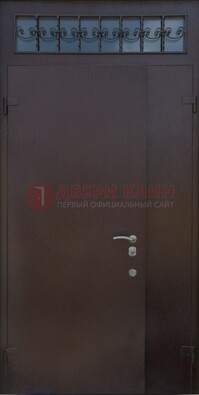 Коричневая тамбурная дверь со стеклянными вставками и ковкой ДТМ-39 в Реутове