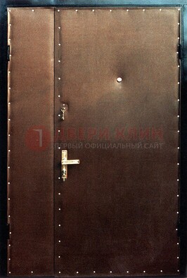 Коричневая тамбурная дверь с оформлением ДТМ-40 в Реутове