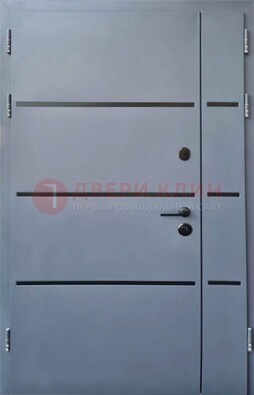 Серая металлическая тамбурная дверь с молдингами ДТМ-42 в Реутове