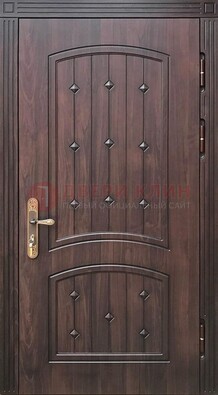 Коричневая уличная дверь с виноритом для дома ДВТ-235 в Реутове
