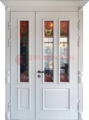 Белая полуторная металлическая дверь с витражом ВЖ-12 в Реутове