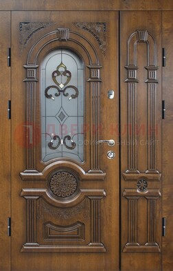 Коричневая двухстворчатая железная дверь с МДФ и витражом ВЖ-32 в Реутове