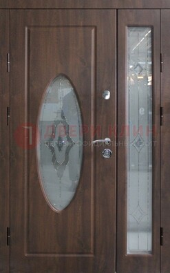 Коричневая двухстворчатая железная дверь с МДФ и витражом ВЖ-33 в Реутове